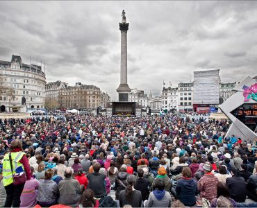 В Лондоне тысячи людей отметили Международный день мира массовой медитацией