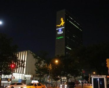 В Нью-Йорке на здании ООН отметили Международный день йоги 5 В Нью-Йорке на здании ООН отметили Международный день йоги