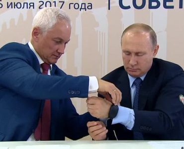 Путин испытал электронный браслет для измерения стресса на заседании АСИ 4 Путин испытал электронный браслет для измерения стресса на заседании АСИ