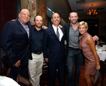 Хью Джекман и Джерри Сайнфелд представили новую книгу Боба Рота «Сила в безмолвии: возможности трансцендентальной медитации»