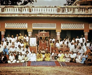 Фотография, запечатлевшая Шанта-Махариши и Шанкарачарью